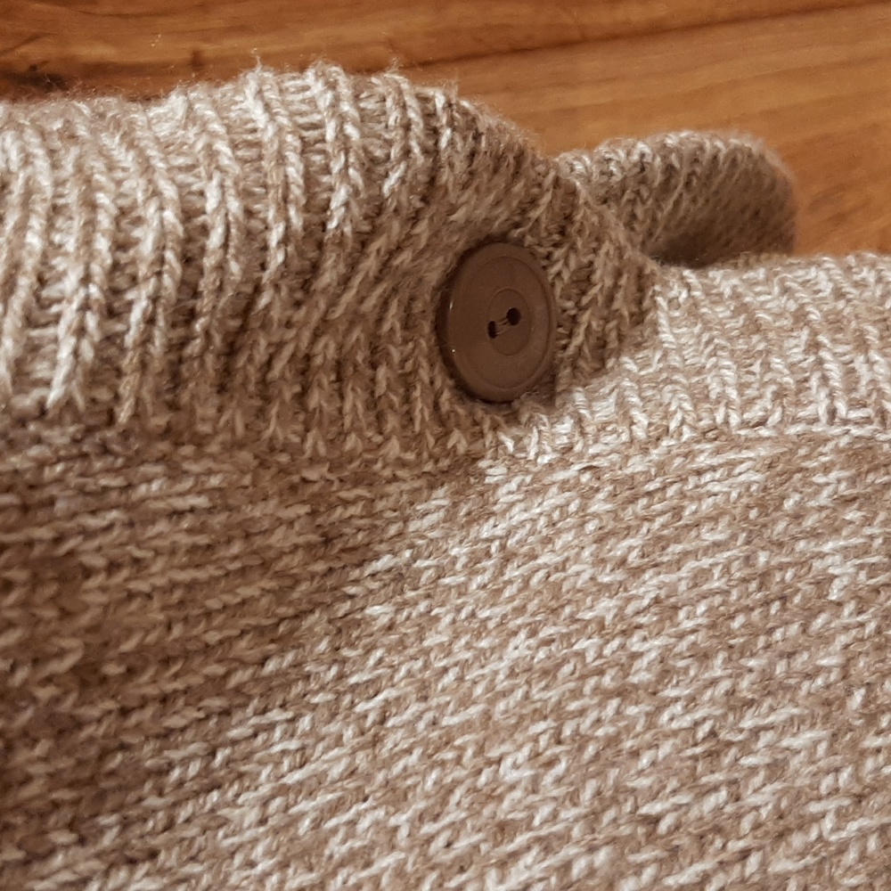 New York & Company Tan and White Short-Sleeved Turtleneck Sweater (M) - Picture 4 of 8